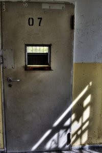 чтобы взрослые не могли сбежать...