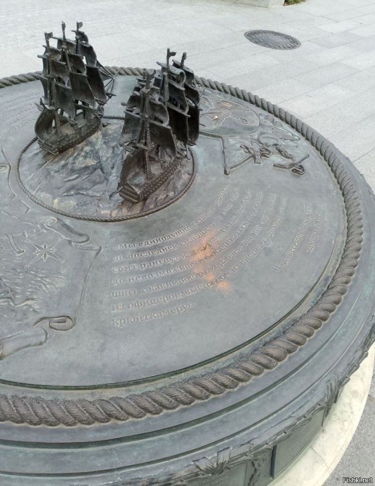 Новый памятник в Севастополе.
В ходе недавней бомбёжки в него попали осколки сбитой ракеты, но бриг и в этот раз уцелел
