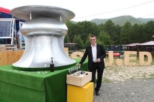 Там надо такую установку ставить, из Иркутска:
Называется установка «Аэрогрин» и мало того, что она выглядит стильно, так ещё и, как показывают испытания, она продуктивнее и выносливее обычного ветряка – работает даже при ветре в 40-60 метров в секунду. «Мельница» при таких порывах во всю теряет детали. Да, оказывается проблема ветроустановок не в слабом ветре, а в сильном.