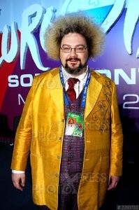 Точно. Когда я проводил Евровидение 2009, думал, что Сербия - ужас. Не для песенного конкурса. Но сейчас я понимаю, что они выглядели почти как оперные певцы, по сравнению с тем, что сейчас.