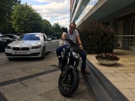 У меня знакомый разбился на р4 , живой остался и байк подлежал почину , я больше не езжу на 2х колесах и за скандалов дома . Фото очень старое :)