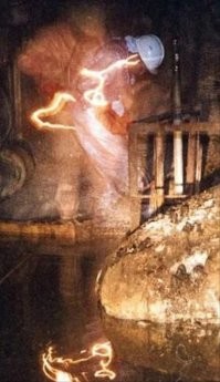 Мне кажется, или он не то что без противогаза, но у него на лице вообще ничего нет? Или это уже приведение?