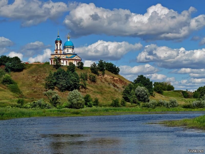 Не, ну это Вы зря. Если была возможность, строили на пригорке. У нас районный город стоит не то что на пригорке, а на целой горе. А село, где я живу (20 км от города) офигеть как ниже, как и вообще сёла и деревни вокруг города.
Потому что городу 1000 лет и он пограничный (404 совсем рядом) и нужна была не только река, а она была ещё и судоходной, но и стратегическое преимущество.
Вот и предки наши строили сообразно обстановке и нуждам. Есть вода? Хорошо. Есть вокруг лес, для строительства? Прекрасно! Есть луга, для выпаса? Отлично.
Ну и вот что надо учесть. Русла рек меняются. Возможно что, когда начали поселяться люди, там про наводнения и не слышал никто.
P.S. Фотки с нужного ракурса не нашел. Но тут видно монастырь (он в самом городе) и что он намного выше уровня реки. На фото не так явно, на самом деле там очень крутой склон.
А на второй фотке село в 10км от города. Там была застава.