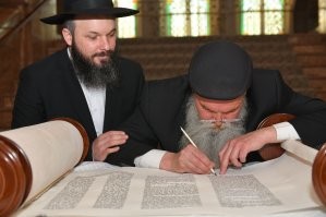 Мы все прекрасно знаем,кто там спрятался внутри  ,но таки тссссссс,таки так надо !