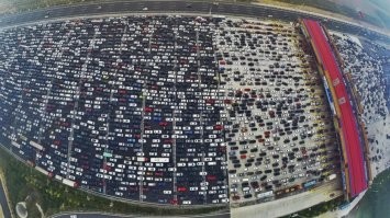 1. «Эта огромное шоссе в Китае. Оно было построено вокруг дома после того, как пожилая пара отказалась переезжать»

Подпись смешна.  Огромное шоссе в Китае имеет 50(!) линий...