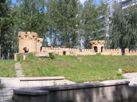 Вот аналогичное сооружение на детской площадке, правда с цепентом, поэтому уже несолько десятков лет стоит.