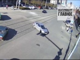 А теперь смотри на разбор данной конкретной аварии. Первое фото видно где сидит пассажир, второе видно куда приходится удар, третье фото ее начинает выбрасывать в окно.  Как там ремни то идут? По ногам и через плечо? Её все равно выбросило бы при таком зверском ударе, но без головы, ремнем бы срезало.