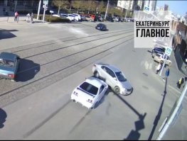 А теперь смотри на разбор данной конкретной аварии. Первое фото видно где сидит пассажир, второе видно куда приходится удар, третье фото ее начинает выбрасывать в окно.  Как там ремни то идут? По ногам и через плечо? Её все равно выбросило бы при таком зверском ударе, но без головы, ремнем бы срезало.