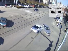 А теперь смотри на разбор данной конкретной аварии. Первое фото видно где сидит пассажир, второе видно куда приходится удар, третье фото ее начинает выбрасывать в окно.  Как там ремни то идут? По ногам и через плечо? Её все равно выбросило бы при таком зверском ударе, но без головы, ремнем бы срезало.
