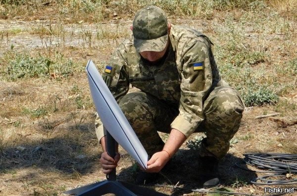 В начале российского наступления на Харьковском направлении у ВСУ перестали работать терминалы связи Starlink



Западные СМИ находят все новые причины провала ВСУ в ходе наступления ВС РФ на Харьковском направлении. Газета The Washington Post сообщает, что в самом начале активных боевых действий украинские подразделения остались без спутниковой связи.

Все терминалы Starlink, обеспечивавшие работу разведывательных дронов, вышли из строя утром 10 мая. В результате 125-я бригада теробороны, растянутая на 43-километровом участке границы Харьковской области с Россией, фактически «ослепла». Был полностью потерян контроль над дронами, при помощи которых ВСУ вели наблюдение за наращиванием сил российской группировки «Север».

Утром 10 мая, во время наступления россиян, бригада потеряла все видеотрансляции из-за российских радиоэлектронных помех. Командир подразделения БЛА в бригаде сообщил, что в какой-то момент они остались полностью слепыми. Бойцам ВСУ пришлось работать только с радио и телефонами

– пишет WP.

Глава корпорации SpaceX, обслуживающей терминалы Starlink, Илон Маск объяснил произошедшее магнитной бурей, произошедшей на Солнце 10-11 мая этого года. Бизнесмен напомнил, что она стала крупнейшей за долгое время и оказала влияние на спутники.

Отметим, что в той же публикации WP с сожалением отметила, что за несколько дней ВС РФ взяли под контроль большую территорию,  российские бойцы уже освободили 294 квадратных километра от ВСУ.
 

Потеря связи - потеря управления (аксиома)