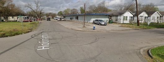 Да, даже и в гугл картах такое же состояние района, который почти в центре Хьюстона: перекрёсток на видео 7мин09 сек