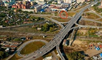"Товарищь" либераст в век интернэта ваши байки бьются на раз.
Остальные дома сравняли с землёй, завезли материал, готовясь к строительству. А тот мужик, ну никак не двигается. 
То ли потехи ради, то ли из жадности он всё же озвучил свою цену. В десять раз больше, чем цена последнего проданного дома.
Строительство длилось 7 лет и закончилось в 2012 году. Дом спокойно стоял на своём месте, а вокруг него поднимались колонны, укладывались плиты и прокладывался асфальт.
И во время строительства то жить там было уже невозможно. Постоянный грохот, пыль и грязь вокруг. Но хуже всего стало после того, как дороги открыли. Бесконечный поток машин не давал хозяину спать ни днём ни ночью. Пыль, поднимающаяся постоянно, оседала повсюду. И дом в один момент опустел. 

Куда делся хозяин, история умалчивает, но дом после открытия развязки простоял еще год.