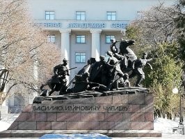 Этот же вопрос я задавал отцу в 1980, когда он там учился  И самый особый прикол в том, что перред главным учебным корпусом памятник Чапаеву ))))