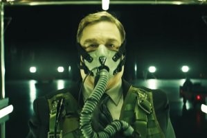 Это как бы спойлеры :) ну ок.
John Goodman в фильме "Captive State" 2019.