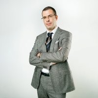 Понятно, что папа уже проконсультировал, что сейчас надо косить под <span style='color:gray'>[мат]</span> с отказами памяти, а потом по возможности затягивать разбирательство всякими экспертизами психологического толка.. пока отец будет искать сговорчивого судью, кто за определённый взнос,  поможет провести сие дело по какой-нибудь мягкой статье, с домашними заключением.. типо это была непредсказуемая реакция на новое лекарство и вообще домработница сама спровоцировала нападение, так как ежедневно крала по слитку золота, поддерживала ВСУ и Навального, и проводила сатанинские ритуалы в ванной комнате.. А вот сын, божий одуванчик, отличник в учёбе, послушник в РПЦ, волонтёр ЕдРа, просто зашёл, увидел это отродье и под действием лекарственного препарата (который явно опасен, но чиновники сертифицировали его за откат), нанёс женщине пощёчину, забыв убрать из руки нож.. и биту.
Тут важно просто как можно сильнее затянуть следствие, чтоб - поутихли СМИ, и было время для поиска нужных врачебных экспертов и коррумпированных судей.
А если удастся ещё сделать так, что корзиночку под арест не возьмут, так вообще в идеале его чартером в Турцию отправить , а от туда в Лондон.. вроде там у нас все опальные шифруются, зная что не выдадут по запросу.
Батя эту кухню наверняка отлично знает.