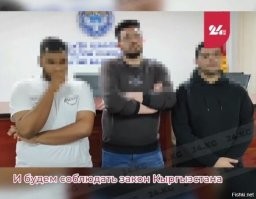 просят прощения и все трое стоят в закрытой позе, а говорит это о том что - пи34ят ребята как дышат. классическое раскаяние на отъ36ись перед камерой.