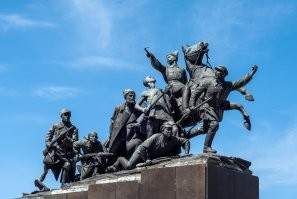 Там перед входом памятник Чапаеву стоит. И это никак ни  с чем не связано кроме того что училище военное, а Чапаев и Будённый являлись героями гражданской войны и по мнению военного руководства города должны были быть хорошим примером для обучающихся там курсантов.