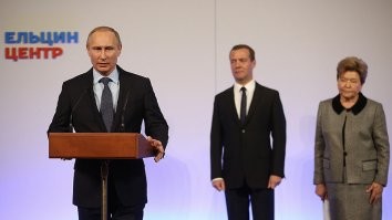 А чё их вызывать, они его открывали.