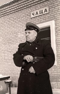Интересный вопрос, кстати. На плакате явно железнодорожник, который отхлебнул из цистерны на заднем плане. Пустая петлица -- младший состав, зелёный кант на фуражке и тех же петлицах -- служба пути. Да, у железнодорожников были двубортные шинели, но совсем иного вида и носились они без ремня. В общем, либо художник по незнанию накосячил, либо срисовывал бедолагу с прототипа в "неуставной" шинели. Плакат послевоенный, не до жиру было, как говориться: "форма номер восемь -- что имеем, то и носим".