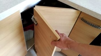 Вам всё правильно написали (с картинкой). Такая компоновка только крадёт пространство. А вот складная дверца позволила бы добраться до всех уголков шкафа.