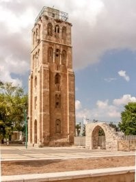Нас  вот в этой башне заперли. Я тупо позвонил в полицию. Потом мэр города звонил, извинялся.
