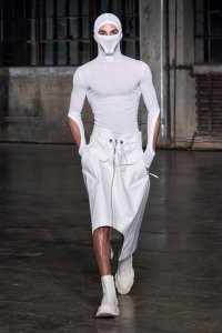 Хрен с ним педики в платьях, но вот нахрена трусы на рожу натягивать??? Еще бы с желтыми или коричневыми пятнами - это был бы хит коллекции...