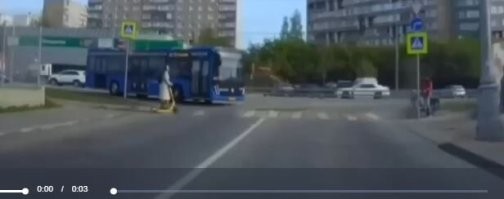 Последнее видео так себе пример. Самокатчица уже на пешеходном переходе(нарушение одно: не спешилась), а водитель автобуса только заходит в поворот на приличной скорости. Переход не регулируемый (только знаки и разметка).