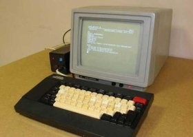 это американская школа)))  у нас в то время и интернета в школах не было и компы были другие. в большинстве школ стояли еще советские БК0001  на бейсике)))) игры были 8 битные,  на 8дюймовых дискетах или вообще на касетах))) играми то назвать было трудно такие черно белые двигалки с пищалкой вместо звука))))  но играли в них часами.