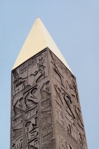 Для каждого материала - свой инструмент. Предки умели даже алмаз обрабатывать. Египтяне гранит  сверлили и иероглифы выпиливали. А гранит потверже мрамора будет..