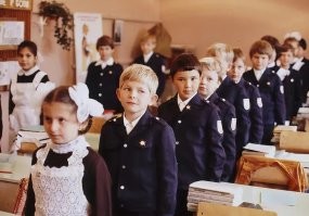 Единая школьная форма.
Штук вариантов 5 причёсок женских + 5 мужских по шаблону. Всё, как в Северной Корее. Дисциплина должна быть в школе, и стремление учиться,  а не выпендриваться внешним видом. Вот школу закончат, будут своевольничать. От ребёнка в таком возрасте требуется, чтоб его мозг как губка поглощал всё что скажут преподаватели,  а не для того чтоб он сидел и думал какие у него самые красивые штаны на параллели.
Да, детям такое не понравится. Но потом, возможно и спасибо скажут, что в них с усердием вдалбливали знания, а не устраивали из учебного заведения - мини кукольный дом, где мамы без мозгов, устраивают соревнования между собой, кто красивее свою корзиночку оденет и причешет. Это безусловно важно, но потом - после школы, а в школе - надо постигать науки и учится быть членом социума, в том числе и выполняя требования которые лично тебе может и не по душе.