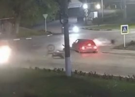 И снова, судя по всему, пит-перделка, у которой фары отродясь не было. Когда же уже этих мамкиных гонщиков начнут щемить? Поймали на дороге -- перделку под пресс, папеньке и маменьке штраф тыщ в двести на первый раз.