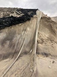 Вопросы действительно... так себе. Во первых, не смотря на то что дома можно передвигать (условно любой дом можно двигать, нюансы только), надо ещё и место куда двигать дом. А в Британии, давным давно ещё со времён средневековья, каждый клочёк земли чей то и даже просто поставить палаточку и пожить пару дней в лесочке нельзя, потому что лесочек имеет владельца и чаще всего это не государство, муниципалитет и община, а частное лицо либо корпарация. Во вторых. Никакие волноломы не защитят от эрозии, особенно вот такие высокие берега с мягким основанием. НИКАКИЕ. Могут немного снизить интенсивность и замедлить процесс КОМПЛЕКС мер. Но это настолько дорогое удовольствие как в строительстве, так и в постоянном поддержании, что даже государство таким заниматься не хочет, чего уж говорить о горстке пенсионеров. Так что людям попросту надо включать голову и вспоминать физику(если учили)  и не покупать/строить жильё на таких сомнительных местах.  У нас тоже дурачин хватает.