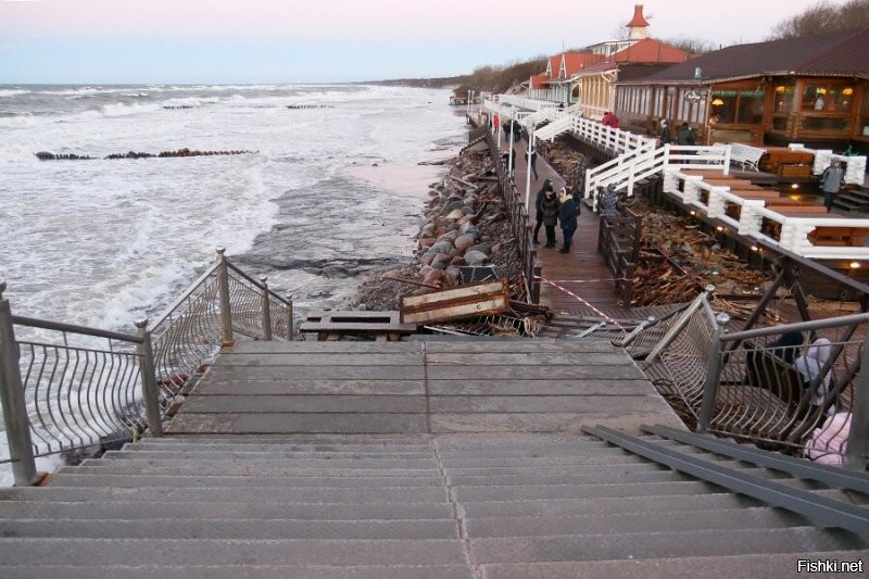 Зачем вы предлагаете мне смотреть куда то там??? Я же вам показала места, где я живу. Прямо у меня под боком идёт разрушение склонов. Причём именно такого типа как показаны в посте- на мягком основании, песчаные и глинистые. А место, упомянутое вами имеет другую геологию. Там основание каменное и более прочное. Собственно потому пока(!) тот волнолом справляется. Помимо всего и морские нюансы нельзя не учитывать. Там одни условия дна, течений, ветров, а на Балтике и в Ла-Манше совсем другие. Вот вам ещё фоточки берега моего города. И попытки укрепления с бетонными подпорными стенами, насыпкой валунов и волнорезами. Собственно сами волнорезы. И то как выглядели бетонные сооружения нашего и соседнего города после очередного шторма.
  И повторюсь, нужны комплексные меры. Сооружения в море, на самом берегу. запрет разных строительств, мониторинг течений, ветров и эрозии. КОМПЛЕКС мер. И постоянная, постоянная работа. Это не дорого, а ОЧЕНЬ, ОЧЕНЬ дорого. неподъёмно дорого для просто жителей, даже для государственного бюджета очень весомо.