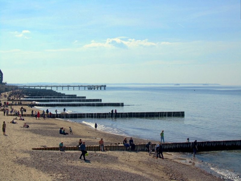 Зачем вы предлагаете мне смотреть куда то там??? Я же вам показала места, где я живу. Прямо у меня под боком идёт разрушение склонов. Причём именно такого типа как показаны в посте- на мягком основании, песчаные и глинистые. А место, упомянутое вами имеет другую геологию. Там основание каменное и более прочное. Собственно потому пока(!) тот волнолом справляется. Помимо всего и морские нюансы нельзя не учитывать. Там одни условия дна, течений, ветров, а на Балтике и в Ла-Манше совсем другие. Вот вам ещё фоточки берега моего города. И попытки укрепления с бетонными подпорными стенами, насыпкой валунов и волнорезами. Собственно сами волнорезы. И то как выглядели бетонные сооружения нашего и соседнего города после очередного шторма.
  И повторюсь, нужны комплексные меры. Сооружения в море, на самом берегу. запрет разных строительств, мониторинг течений, ветров и эрозии. КОМПЛЕКС мер. И постоянная, постоянная работа. Это не дорого, а ОЧЕНЬ, ОЧЕНЬ дорого. неподъёмно дорого для просто жителей, даже для государственного бюджета очень весомо.