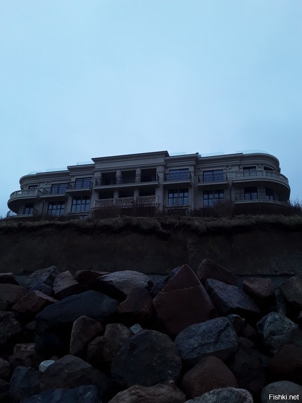 Зачем вы предлагаете мне смотреть куда то там??? Я же вам показала места, где я живу. Прямо у меня под боком идёт разрушение склонов. Причём именно такого типа как показаны в посте- на мягком основании, песчаные и глинистые. А место, упомянутое вами имеет другую геологию. Там основание каменное и более прочное. Собственно потому пока(!) тот волнолом справляется. Помимо всего и морские нюансы нельзя не учитывать. Там одни условия дна, течений, ветров, а на Балтике и в Ла-Манше совсем другие. Вот вам ещё фоточки берега моего города. И попытки укрепления с бетонными подпорными стенами, насыпкой валунов и волнорезами. Собственно сами волнорезы. И то как выглядели бетонные сооружения нашего и соседнего города после очередного шторма.
  И повторюсь, нужны комплексные меры. Сооружения в море, на самом берегу. запрет разных строительств, мониторинг течений, ветров и эрозии. КОМПЛЕКС мер. И постоянная, постоянная работа. Это не дорого, а ОЧЕНЬ, ОЧЕНЬ дорого. неподъёмно дорого для просто жителей, даже для государственного бюджета очень весомо.