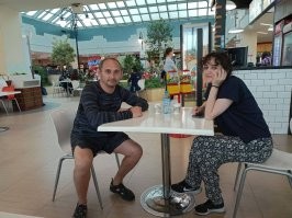 Есть такая Алипат Султанбегова из ставрополья, родители ее воспитывали в строгости, но душа требовала разврата. Сбежала в Краснодар, примкнула к навальнышам и получила стоолько писбнов, сколько могло принять ее истосковавшееся по ним тело.
В 22м сбежала из страны, но так как за бугром жить на что то надо, то решила бесплатно не давать, а искать спонсоров.
На фото два беглеца - навальныша.
Предателю Вотановскому Алипат не дала, у него тупо не было денег расчитаться.