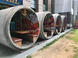 Дождь, пыльный ветер, мухи и собаки.
Ффу, бл!
Только подросткам пиво распивать)