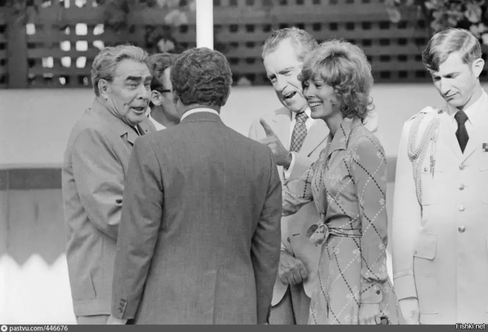 Что то есть в Джилл Сент Джон (настоящее имя   Джилл Арлин Оппенгейм), подруге Генри Киссинджера. 
США, Калифорния, округ Оранж, Сан-Клементе в доме Никсона, 23 июня 1973 года.