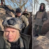 Всë-таки майданила не столько молодëжь (эти карнавалили по приколу), сколько ядерным ядром Майдана стали украинские лавочники и лавочницы Киевской области и близлежащих к Киеву областей, тот самый мелкобуржуазный элемент, который в мирное время зазывает к себе чорта на гулянку. 

На майданах буквально сошли с ума два-три поколения украинского бабья. Украинское бабьë влюбилось в "хлопцев из Правого сектора", украинское бабьë с восторгом возило боршчику своим диточкам на майданы и гордилось грамотами с тризубом, украинское бабьë самозабвенно, до проклятий "на смерть" возненавидело злодия Януковича и его бандитов, которые отжимали бизнес у лавочниц по беспределу, украинское бабьë начало массово переходить "в украинскую настояшчую церковь" (и тянуть туда своих мужиков), украинское бабьë включило режим "усруся, но не покорюся" в ответ на любые попытки успокоить майданы и это же бабьë с восторгом рассказывало друг другу, что на Востоке живут сплошь "рабы, бандиты, которые в своих копанках света белого не видят и кругом у них мусор, а у нас тут цветы и культура".

И это же украинское бабьë с восторгом восприняло немедленное удвоение зарплат учительницам и начало проповедовать в средних школах "Батько наш Бандера", хотя ещё год назад в гробу того Бандеру и бандер видело. 

Страшное дело   взбесившееся украинское бабьë. Взбесившееся буквально. 

Потому что "щось не те".
Потому что бизнес не йде. 
Потому что чоловiк п'є. 
Потому что молодость ушла. 

Но самое главное, что не может простить украинское бабьë   привыкшее всех дурить, оно в массе своей чувствует, что его глобально надурили.

И что москали над этим всем смеются. 

А это непростительно. 

От такого лють чëрной змеюкой сердце кусает, с фронту вестей нет, военком при встрече глаза прячет, "без вести", мол, нет вестей. 

И так день за днём. 
До жару в висках. 
До тихого крику.