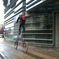 Есть видео, где он на него залазит и с него слазит?