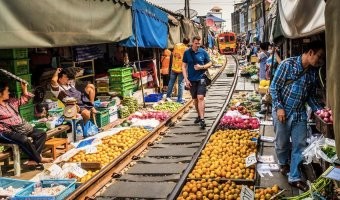 Уличный торговец на страже товара
