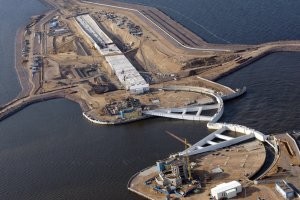 Вы прикидываетесь или реально туповаты? Пример вы привели дамбу Питера...
 Начнём с того, что упомянутая вами дамба не просто дамба, КОМПЛЕКС сооружений различного типа. О чём я и писала вам уже дважды! Кроме того. Думать что там кучка песка и глины поперёк Финского залива насыпана, может только абсолютный дебил. Вот каковы данные дамбы: Защитные дамбы 	 
Общая длина дамб 	23,4 км
Максимальная высота по гребню дамб 	6,5 м
Минимальная ширина по гребню 	30 м
Ширина в основании до 	160 м (дамба Д-5)
Воздействие ветровых волн до 	3,5 м.  Обратите внимание на последнюю цифру. Мы такие волны даже за особое волнение не считаем, а тут максимальная расчитанная нагрузка! Вот вам картинка-схема для наглядности сложной системы сооружения той дамбы. Это не просто глина и песочек!!!!! Во вторых. Перегородить Финский залив для защиты от нагонных ветров, вызывавших наводнения в Питере, не тоже самое, что защитить берег от подмыва сильным морским течением в огромном проливе или на Самбийском полуострове в Балтийском море. Сравнивать это  даже не сравнение ж.пы с пальцем. И ещё вишенка на торте. Строили эту Питерскую дамбу более 30 лет! И стоила эта краса более 100 миллиардов рублей! Кто вообще возьмётся даже думать о какой то дамбе для нескольких поселений с британскими пенсионерами или в нашем случае для трёх небольших и не стратегически важных городов?! Не будьте ещё большим глупцом, чем вы уже себя показали.