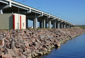 Вы прикидываетесь или реально туповаты? Пример вы привели дамбу Питера...
 Начнём с того, что упомянутая вами дамба не просто дамба, КОМПЛЕКС сооружений различного типа. О чём я и писала вам уже дважды! Кроме того. Думать что там кучка песка и глины поперёк Финского залива насыпана, может только абсолютный дебил. Вот каковы данные дамбы: Защитные дамбы 	 
Общая длина дамб 	23,4 км
Максимальная высота по гребню дамб 	6,5 м
Минимальная ширина по гребню 	30 м
Ширина в основании до 	160 м (дамба Д-5)
Воздействие ветровых волн до 	3,5 м.  Обратите внимание на последнюю цифру. Мы такие волны даже за особое волнение не считаем, а тут максимальная расчитанная нагрузка! Вот вам картинка-схема для наглядности сложной системы сооружения той дамбы. Это не просто глина и песочек!!!!! Во вторых. Перегородить Финский залив для защиты от нагонных ветров, вызывавших наводнения в Питере, не тоже самое, что защитить берег от подмыва сильным морским течением в огромном проливе или на Самбийском полуострове в Балтийском море. Сравнивать это  даже не сравнение ж.пы с пальцем. И ещё вишенка на торте. Строили эту Питерскую дамбу более 30 лет! И стоила эта краса более 100 миллиардов рублей! Кто вообще возьмётся даже думать о какой то дамбе для нескольких поселений с британскими пенсионерами или в нашем случае для трёх небольших и не стратегически важных городов?! Не будьте ещё большим глупцом, чем вы уже себя показали.