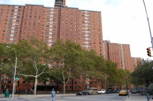 Американцы привыкли жить в собственных домах? Только весьма богатые если, и то там может быть такой домик..  Ну а так да, пропаганда везде, даже в художественных фильмах, обязательно селит героев в собственные крутые дома. Даже какую нибудь уборщицу или подобное. У нее конечно собственный огромный дом, американская мечта. А то что эта мечта даже 80% пиндосов недоступна так то такое.