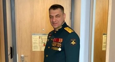 Снят командующий 20-й общевойсковой армией генерал-лейтенант Сухраб Ахмедов
Ранее в СМИ и на военных ресурсах его многократно обвиняли в причастности к провальным наступательным операциям с неоправданными потерями у Угледара. Военные источники не раз писали, что он мог вводить в заблуждение командование, относительно ситуации на вверенных ему участках фронта, долго оставаясь на плаву.