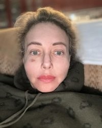 К нам вернулась сбежавшая в Латвию журналистка Божена Рынска. В Москве она решила подлатать обвисшее лицо. 

«Я могу скоро не въехать в Россию, а хирургов в Европе не нашла»,   заявила Божена, считающая всех россиян быдлом.

К слову, в январе 2024 года на журналистку подали заявление в СК из-за предложения «выкалывать глаза» сотрудникам органов внутренних дел. За подобные высказывания в отношении нее должны были возбудить уголовное дело по статье о возбуждении ненависти. 
Опять нихера не сделают.