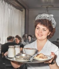 Тогда особо не задумывались о здоровой пищи. 
Но хочу заметить что тогда не умели так колдовать над едой не здорово но очень натурально. 
Не пожрешь что дали сдохнешь на смене.