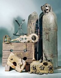 Другие времена,другие нравы,другая мораль и этика. Вообще всё другое.  
В те времена за глупую шутку убивали. Убивали за то, что сказал барину слово неприятное.  Убивали за "колдовство". И убивали не просто, а сначала пытали - подвешивали на дыбу,загоняли иглы под ногти,пытка водой,ну и плети,как обычай..
Поэтому как-то странно упрекать помещиков за то, что государство делало  на законном основании..