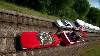 Эти вот ребята задорнее поезда делали. Только вот красная машинка большую часть времени ехала назад. Поезда встречные, понимаешь, мешались. А белый поезд... Сгорел. Но время провели весело.