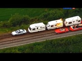 Эти вот ребята задорнее поезда делали. Только вот красная машинка большую часть времени ехала назад. Поезда встречные, понимаешь, мешались. А белый поезд... Сгорел. Но время провели весело.